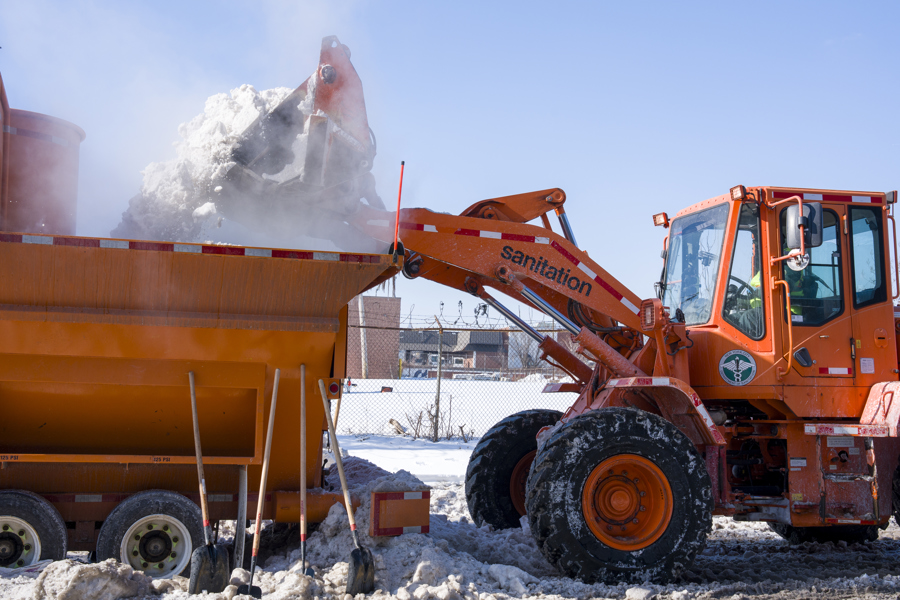 ImpactoLatino's tweet image. Nueva York ha activado sus ya conocidos 'jacuzzis de nieve' para limpiar sus calles y carreteras ante la ola de frío que sufre la ciudad. #ImpactoLatino #NuevaYork #jacuzzis #nieve #oladefrio