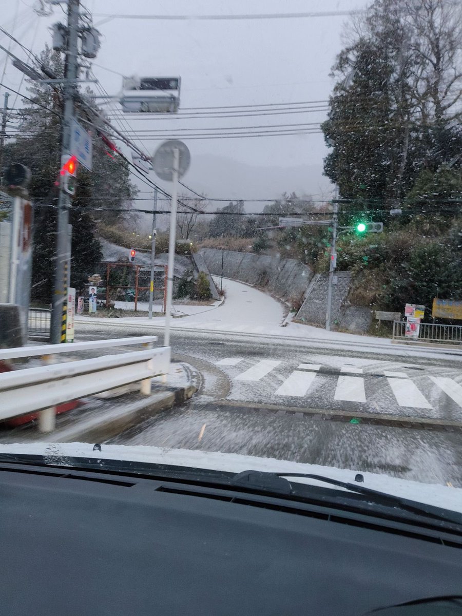 今朝の池田市で積雪しております！
寒波の影響で様々な場所で積もっております！
皆さん気をつけましょう！

#豫州短板産業　#雪