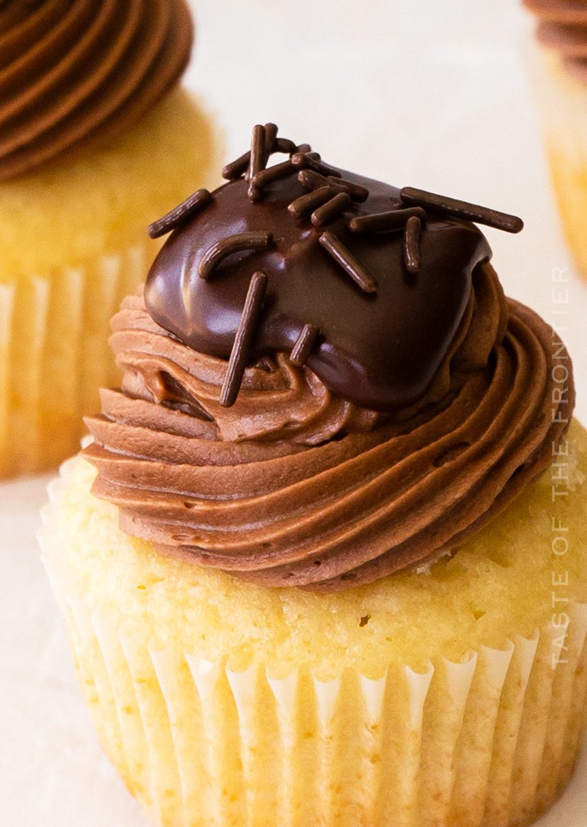Vanilla cupcakes with cream filling, chocolate buttercream, and topped with chocolate ganache – these Boston Cream Pie Cupcakes are delish!

kleinworthco.com/boston-cream-p…