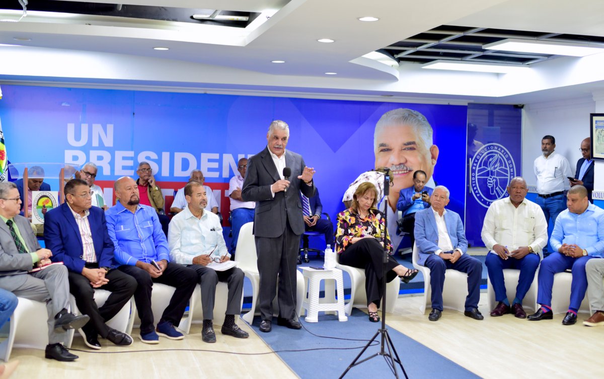 miprd's tweet photo. El presidente del PRD, Miguel Vargas Maldonado, encabezó la primera reunión de trabajo de la dirigencia nacional junto a la Peggy Cabral y  Héctor Guzmán.

Un encuentro enfocado en el fortalecimiento, la organización y el crecimiento del PRD en todo el país.

#PRD #Crecimiento https://t.co/WO2K6XR8WM