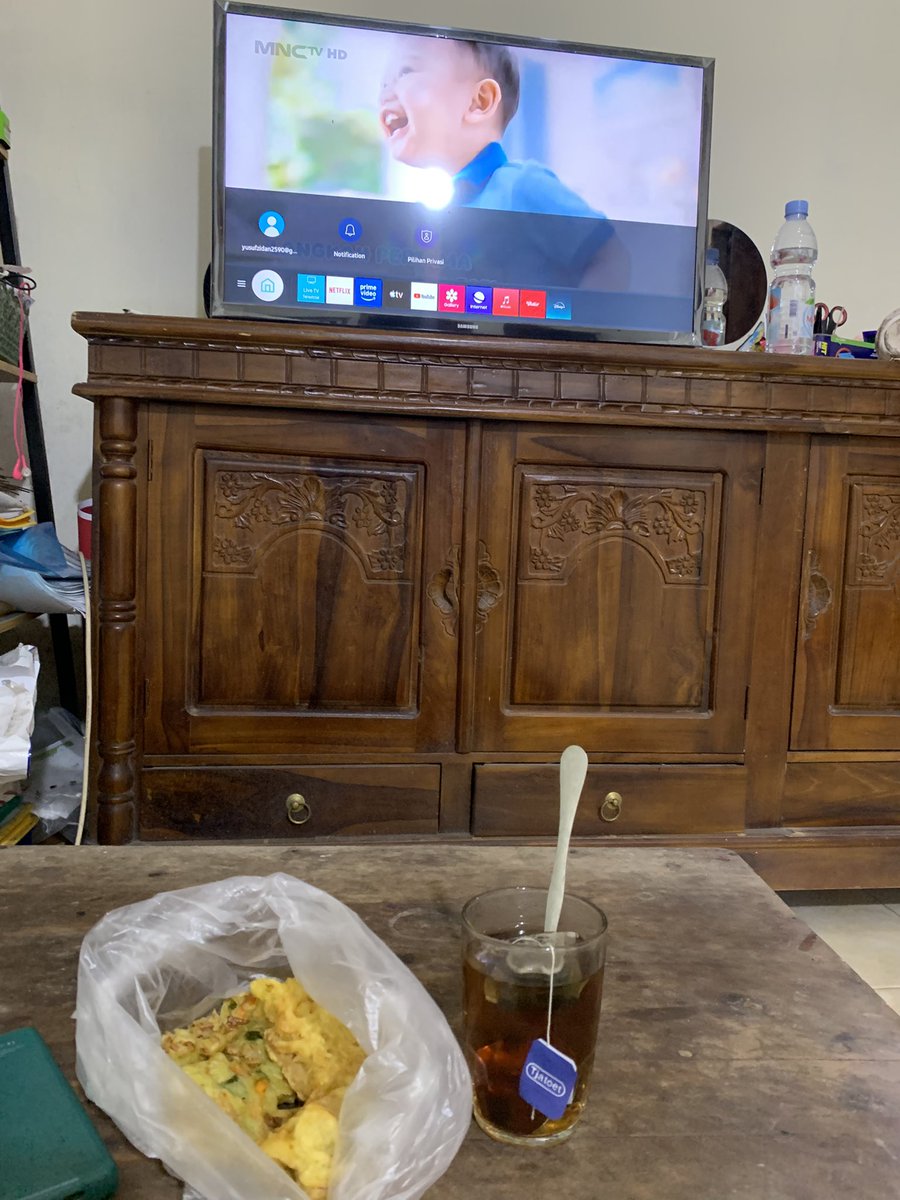Esuk + nonton tv + gorengan + teh panas