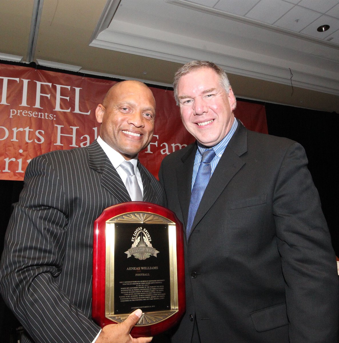 STLSportsHOF's tweet image. Happy birthday to former #stlrams All-Pro Aeneas Williams who was enshrined with our Class of 2014.

He picked off Brett Favre twice and returned both for TDs in a 2001 divisional playoff win helping lead the Rams to SB 34.

Learn more about Aeneas below:
stlshof.com/bio_landing/ae…