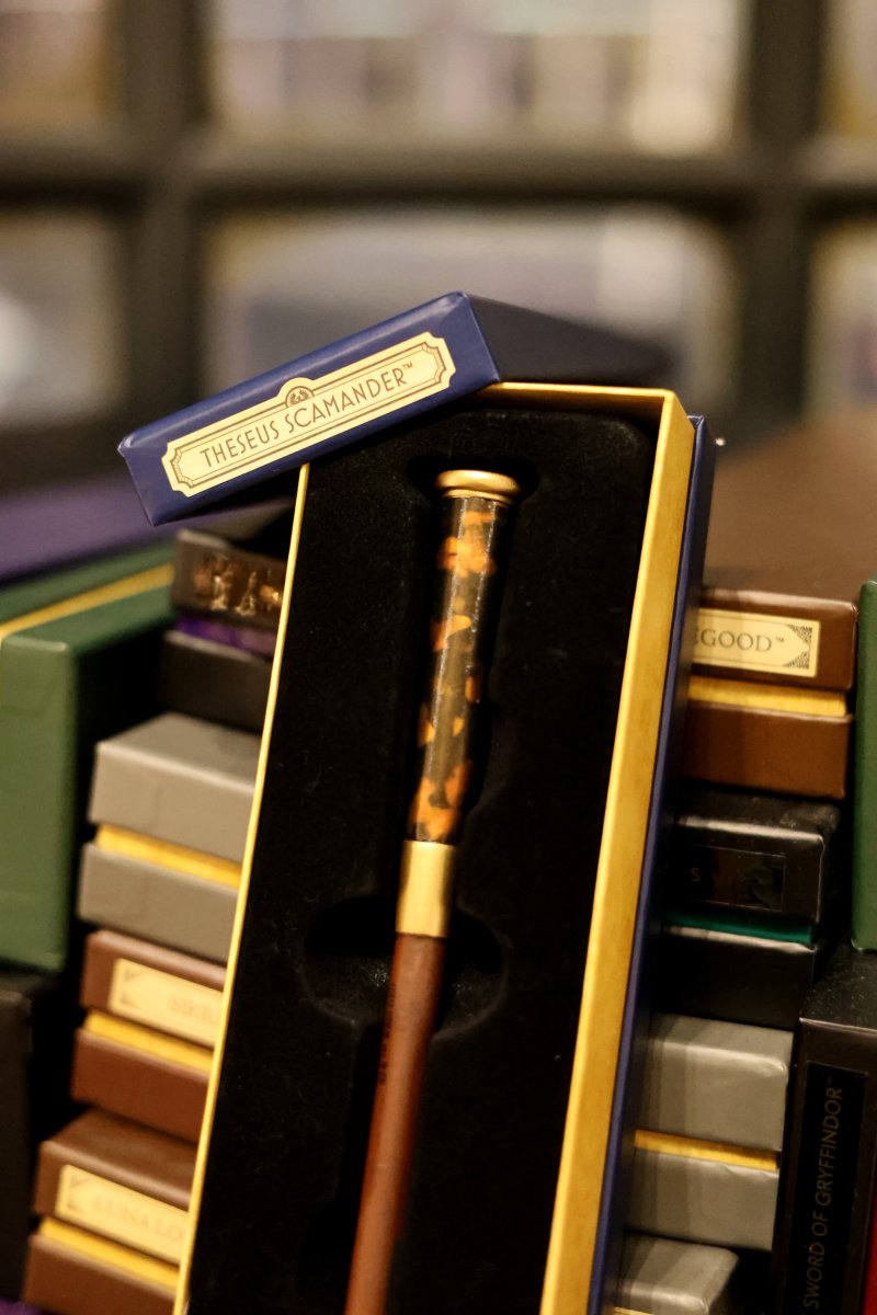 待望の新ワンドが、
#スタジオツアー東京 に登場！
 
#ファンタスティックビースト シリーズより、二人の魔法使いのワンドを本日30日(金)より販売します。
 
🪨 伝説の錬金術師 #ニコラスフラメル
🪄 魔法省の闇祓い #テセウススキャマンダー
 
作品の世界観を感じられる杖を、ぜひこの機会に🧙‍♂️✨