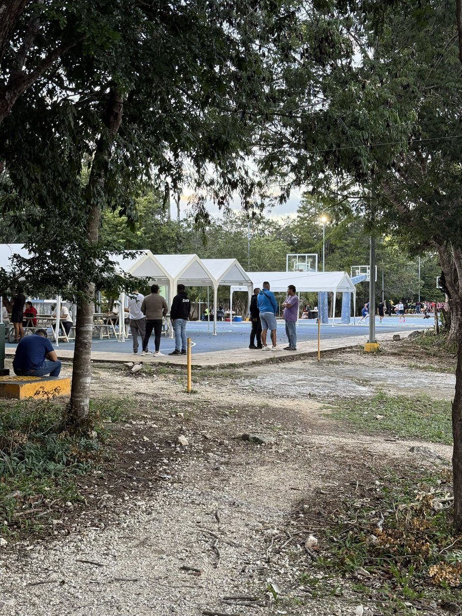 ramonlf23's tweet photo. Triste privatizar los espacios públicos , para algo diferente al deporte , hay suficiente espacio para todos , es preciso cancelar una cancha completa para sentar personas? Se que diran que darán alguna justificación , y los que diario vamos ? Que hacemos?@MaraLezama https://t.co/89z6krogX1
