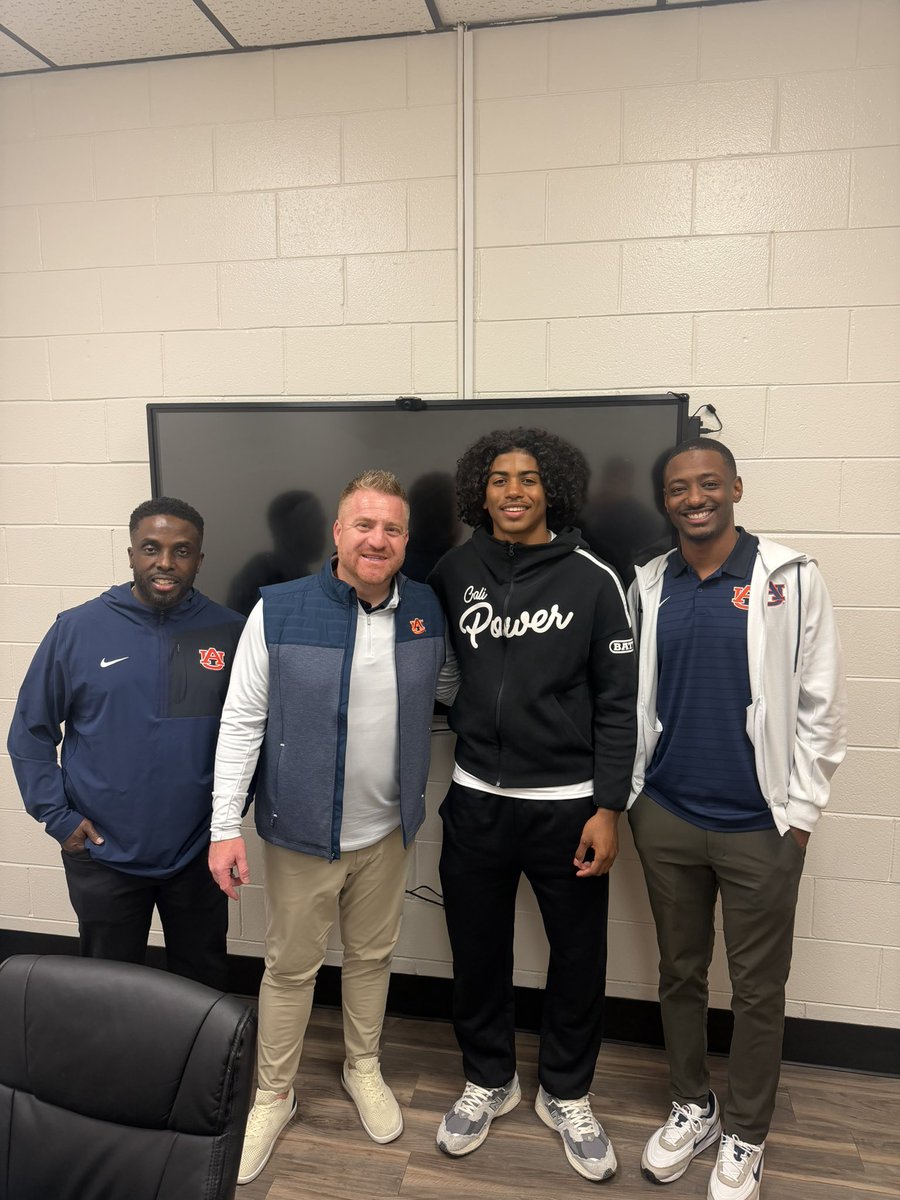 Jaayy3_'s tweet image. Thank you @CoachGolesh @CoachTimBanks @Coach_DVD for stopping by!!#WDE🦅