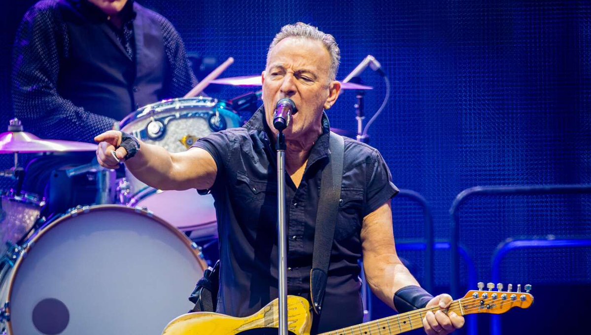 Bruce Springsteen Threatens To Keep Releasing Songs Until Deportations Stop buff.ly/m6tD4Vo