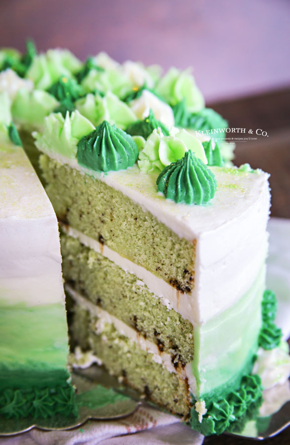 Mint Chocolate Chip Cake is 3 layers of deliciously moist mint cake &amp; frosted with a subtle mint buttercream icing in a green to white ombre design. Perfect for St. Patrick’s Day celebrations, birthdays &amp; more!

kleinworthco.com/mint-chocolate…