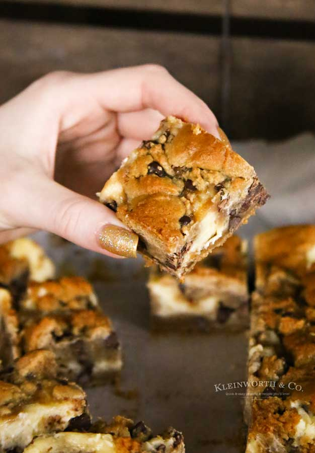 Chocolate Chip Cookie Cheesecake Bars are made with just 4 ingredients and are ready in less than 1 hour. The perfect pairing of cheesecake and cookies!

kleinworthco.com/chocolate-chip…