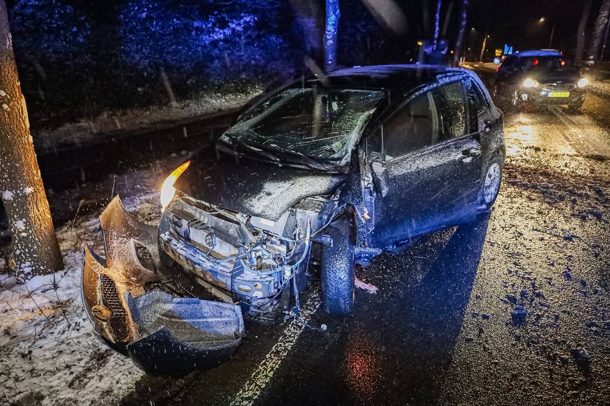 Automobilist raakt boom na gladheid in Nietap
