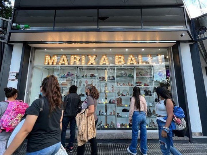 📺 Marixa Balli confirmó el cierre de Xurama en #LAM:

“No está la situación para esto. Amo fabricar calzados pero no hay precio fijo para los insumos, hay demoras. Llega un momento que te agotás. Este año fue el peor, nunca vivimos una situación tan difícil”