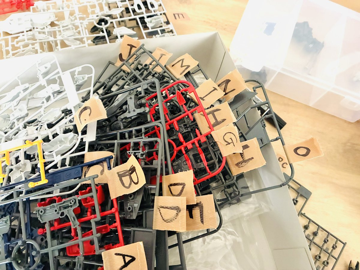 patchanshowroom's tweet image. ランナーが多すぎるのでガムテープでタグを付けました🏷️
何が出来上がるか当ててね🤖