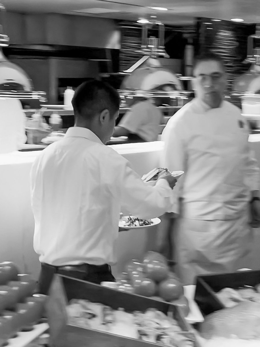 El equilibrio es importante; tanto para el trabajo en equipo como a la hora de trasladar los platos hasta la mesa.

🏺 Nostos Lomas
Monte Athos 415, Lomas de Chapultepec
📲: 55 8438 1350

🧿 Nostos Artz Pedregal
Artz Pedregal, planta baja
📲: 55 5206 8115