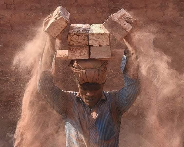 ~
يا هناه اللي كان مثلي ما يهمه من ومن ؟؟ 

انتم أصحاب الفخامة والزعامه وادرى لن !!

انا حلمي كلمة واحده يضل عندي وطن ...

لا حروب لا خراب  لا مصايب لا محن