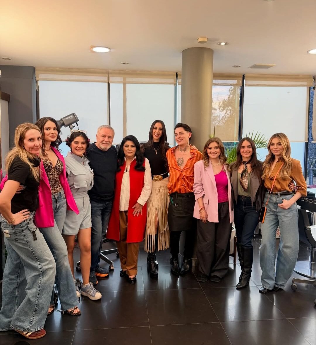 DaisyCa11408511's tweet image. Kunno en las grabaciones de la Serie  al lado de grandes artistas y el  elexcelente productor el Güero Castro....felicidadessss estoy muy orgullosa de ti me encanta verte feliz  cumpliendo tus mas grandes sueños 🎥❤️👌