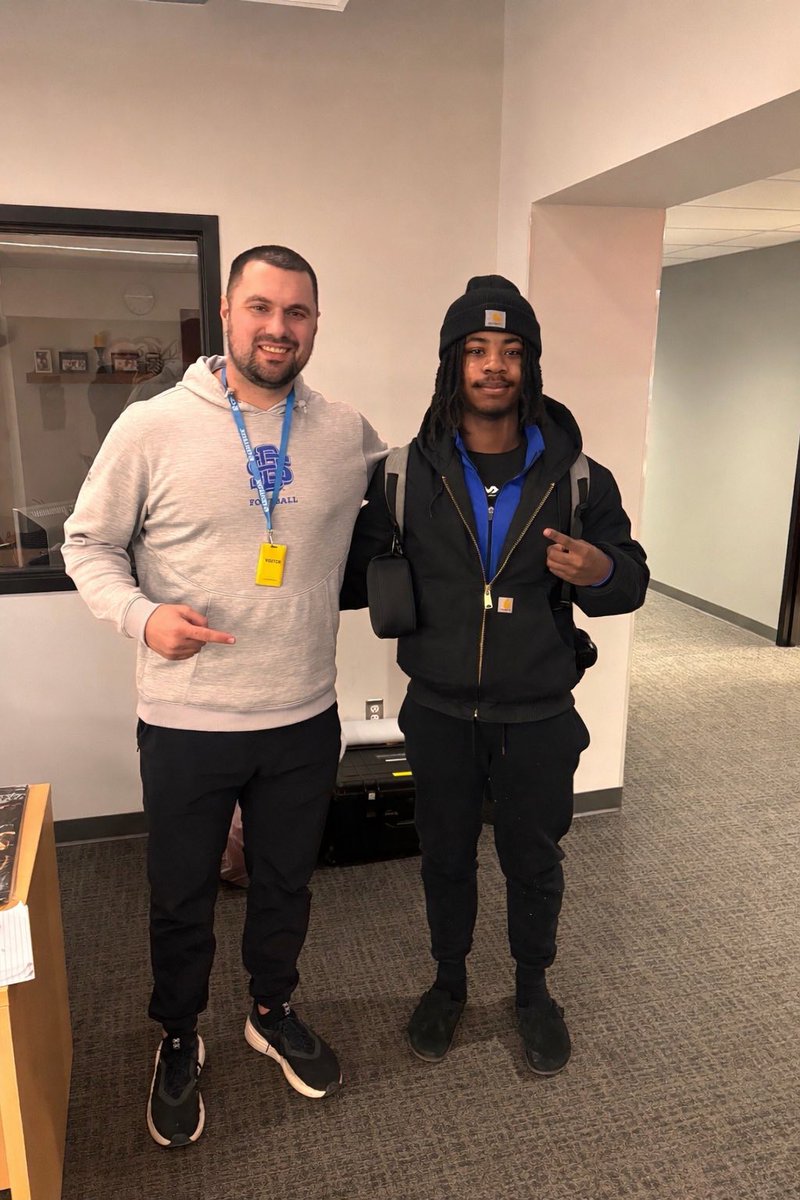 JamereFrench1's tweet photo. It was great talking to @Coach_Benedetto from @GoJacksSDSU today🐇

Thanks for coming to see me Coach🙏🏾
I'll see u again soon

@AllenTrieu @GregBiggins @Coach_D_Coop https://t.co/1iwViIcxFZ