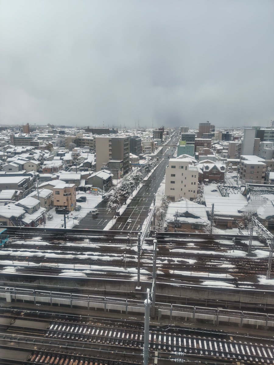 ホテルの窓から。
帰れそうな感じかな。