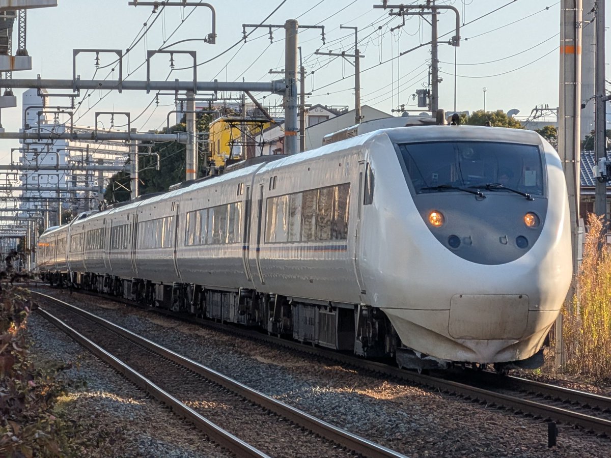 今日サンダーバード9号に681系しらさぎ色の代走入ってました