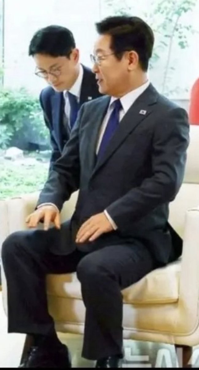 발을 신발 위에 올린건가.