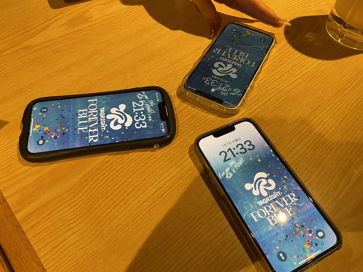 一緒に画面揃えて撮ろう！」と言ってスマホ出した瞬間にみんなこの背景