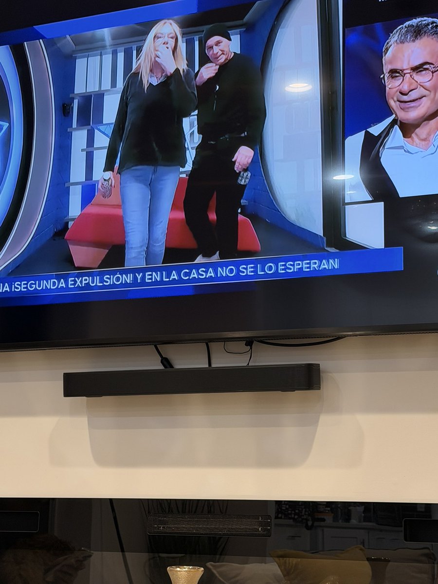 QUE ES ESTOOOO JAJAJAJJA EL SOFAAAAAAA MMEO #GHDÚOGala4