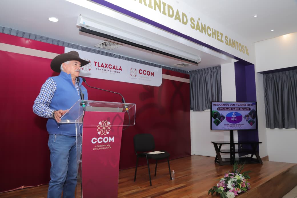 GobTlaxcala's tweet photo. El Gobierno del Estado de Tlaxcala, a través de la @SIATLX, fortalece el apoyo al campo con un incremento histórico en el presupuesto, mayor número de programas y ventanillas abiertas para el ejercicio 2026.
Durante el #DiálogoCircular de la #CCOM, el titular de la dependencia, Rafael de la Peña Bernal, informó que actualmente operan 21 programas dirigidos a los sectores agrícola, ganadero y de desarrollo rural.
Destacó que el presupuesto pasó de 170 millones de pesos en 2021 a 461 millones en 2026, lo que ha permitido ampliar la cobertura y beneficiar a más productoras y productores, con especial énfasis en el impulso a la mujer rural, que representa el 55% de las personas beneficiarias, como parte de la política pública encabezada por la gobernadora @LorenaCuellar.
#DiálogoCircularCCOMTLX
#UnaNuevaHistoria