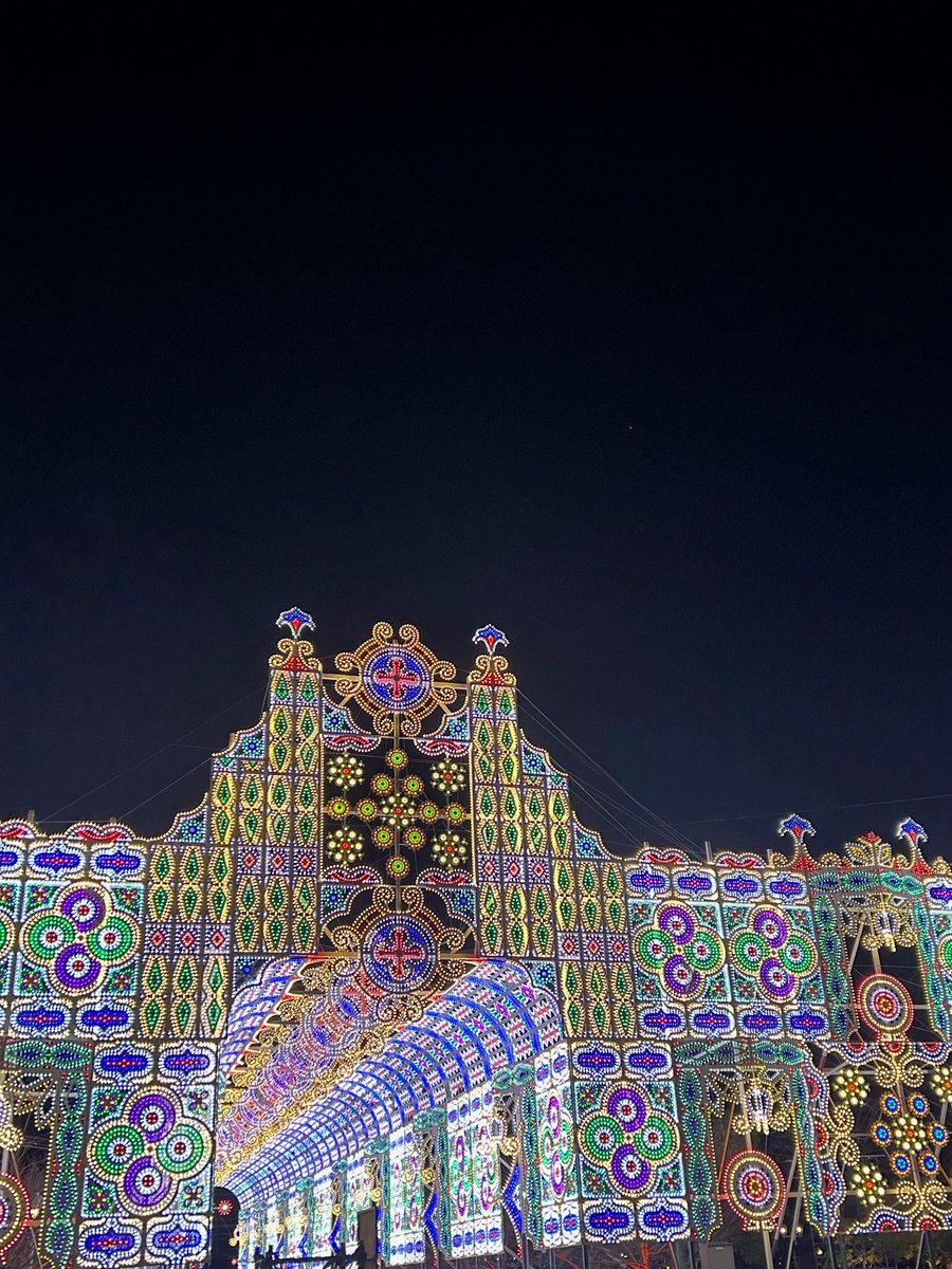 31年目の希望の光✨「第31回神戸ルミナリエ」

阪神・淡路大震災犠牲者への鎮魂と神戸の街の復興・再生への夢と希望を託して、大震災が起こった1995年12月に初めて開催された神戸ルミナリエ。以来、震災の教訓を語り継ぐとともに、神戸の希望を象徴する行事として開催されてきました。