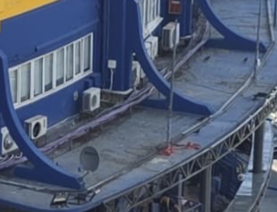 Mientras River anunció la ampliación del Monumental, ellos hace un año que están remodelando una puerta jajsjajajajs

Encima suben esta foto donde se ven los cables y la antena de DirecTV, parece una villa