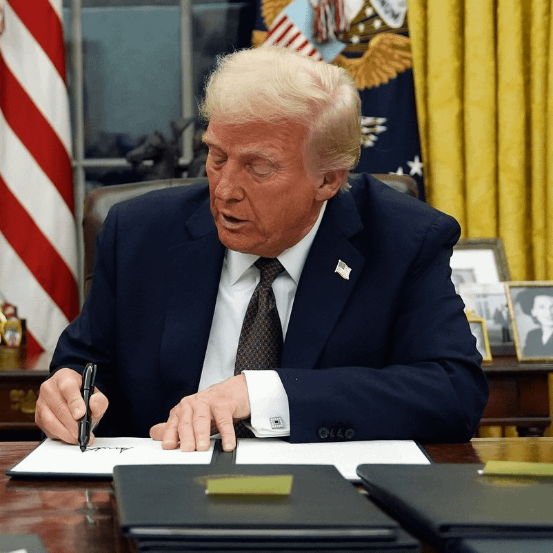 DeFiTracer's tweet photo. 🚨 BREAKING:

🇺🇸 PRESIDENT TRUMP MAY SIGN $BTC AND CRYPTO MARKET BILL TOMORROW

THIS BILL WILL INJECT OVER $3T INTO THE MARKET

GIGA BULLISH FOR CRYPTO! https://t.co/AIMsGn1oLN