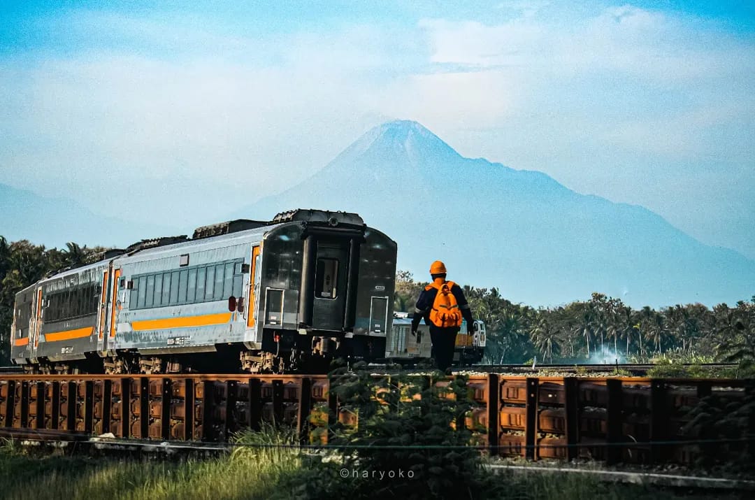 KAI121's tweet photo. Santai sebentar nggak masalah, tapi jangan berhenti. Bangkit dan berdiri tanpa drama dengan skenario versi terbaikmu. 👌 Story terbaik kadang muncul dari draft baru, jadi biarkan yang lewat menjadi sejarah dan fokus ke jalanmu sendiri... 🛤️

Selamat pagi, #SahabatKAI!

#JumatBerkah #KAI121 

Support photo 🙏🏼: haryokopangestu (IG)