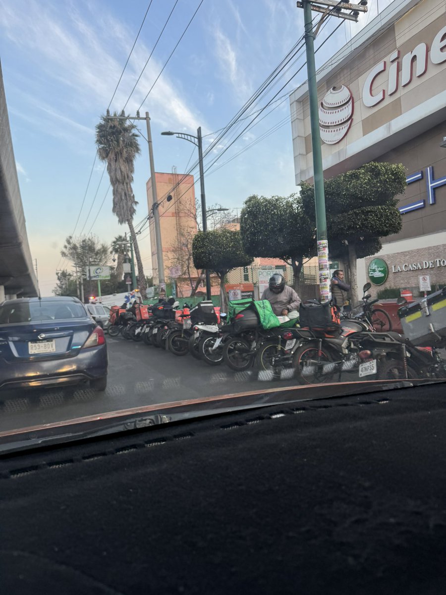 SerchLuna_77's tweet photo. @UCS_GCDMX  av Tláhuac afuera de plaza portal lomas estrella motos roban un carril https://t.co/g5EB0yZ1fM