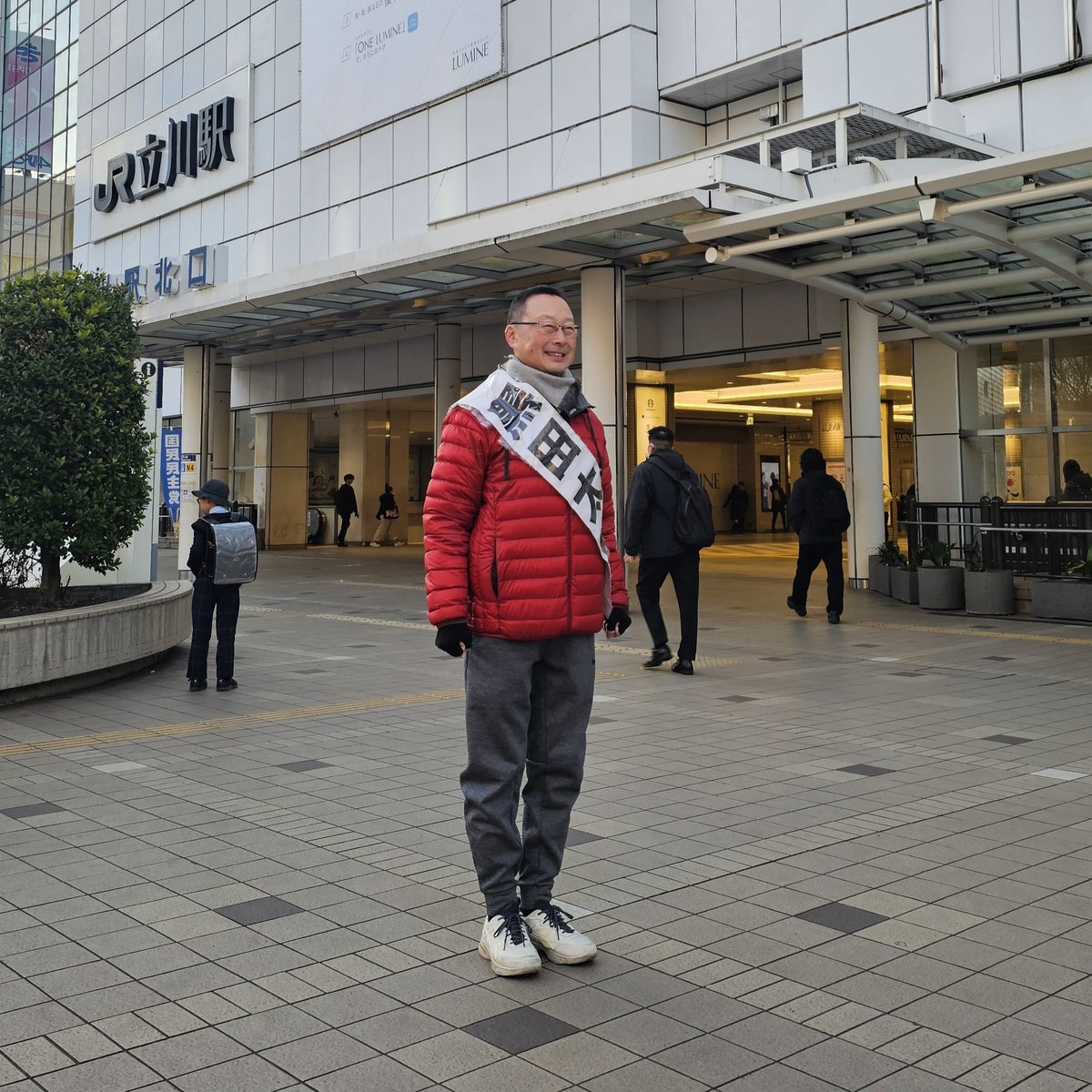 知名度ゼロからの闘い。

今朝は７時から立川駅。報道によれば私は現在３位です。１位しか当選しない選挙で３位です。

皆さまどうか、#東京21区(日野市、立川市、八王子市南東部)にお住まいのお知り合いにお声かけください。