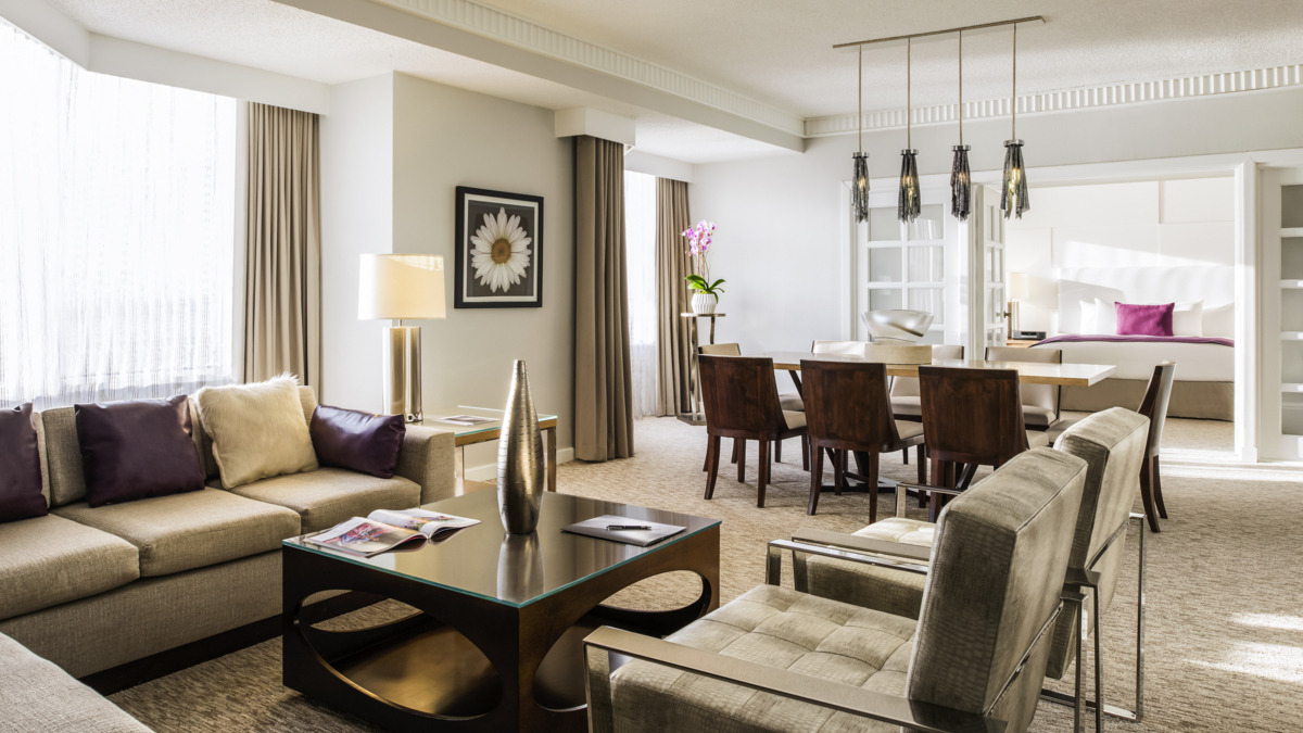 PullmanMiami's tweet image. Treat yourself to the #upgrade you deserve! Book a stay in our stunning #PresidentialSuite and enjoy luxury, space, and comfort like never before. 🛏️🏙️
 bit.ly/3hY4B4g