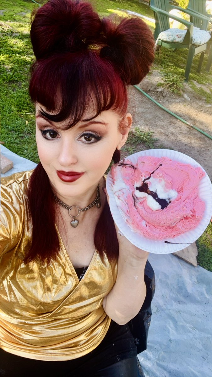 EroMindScapes's tweet photo. I’m booking a lot of sploshing sessions & engaging in Friday night wallet drains… I have to get a new roof on my house and I need a new Apple Computer …so if any of you slaves or fans would like to tribute or partake then do so asap:) Cashapp top right side of bio … tribute page on my website. #femdom #sploshing #findom #SEND #tribute #walletdrain  #money #thursdayvibe #TrendingNow