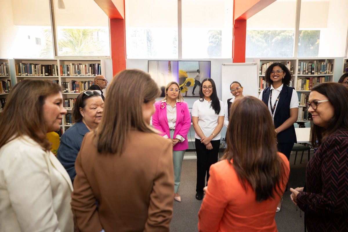 La embajadora Leah F. Campos, acompañada por la vicepresidenta Raquel Peña (<a href="/RaquelPenaVice/">Raquel Peña</a>), visitó el Centro Cultural Dominico-Americano. A su llegada, fueron recibidas por la Sra. Dolores “Loly” Tavares de Estrella, Presidenta de la Junta Directiva; Sandra Rodríguez, directora