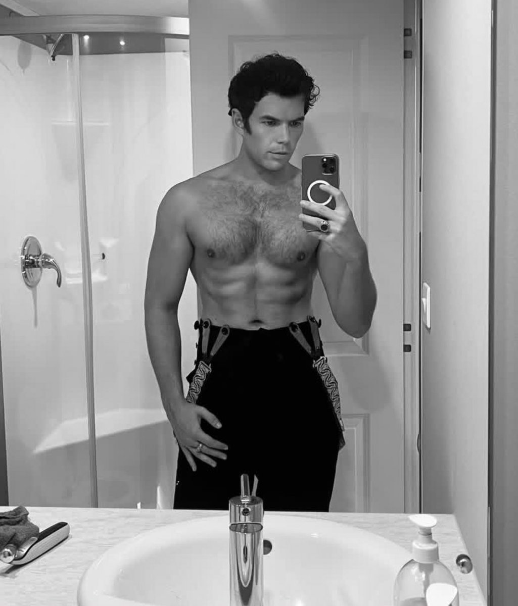 SPIDEYVOL6's tweet photo. NO WONDER PENELOPE IS ALWAYS ALL UP ON HIM HOLY SHIT https://t.co/tjT1qHRwej