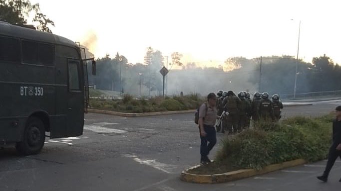 InformaAlMinuto's tweet photo. 🔴AHORA | Valdivia: Se registran enfrentamientos entre pescadores y Carabineros en las inmediaciones del Puente Pedro de Valdivia

Más detalles: https://t.co/Nuo6m12kcy #ValdiviaCL https://t.co/Vl7z7BmwU2