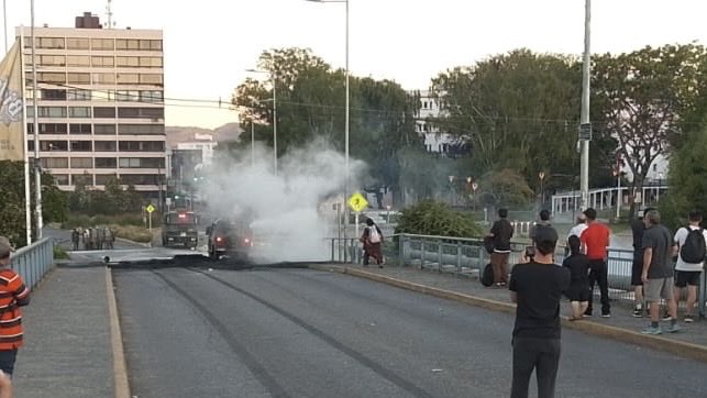 InformaAlMinuto's tweet photo. 🔴AHORA | Valdivia: Se registran enfrentamientos entre pescadores y Carabineros en las inmediaciones del Puente Pedro de Valdivia

Más detalles: https://t.co/Nuo6m12kcy #ValdiviaCL https://t.co/Vl7z7BmwU2