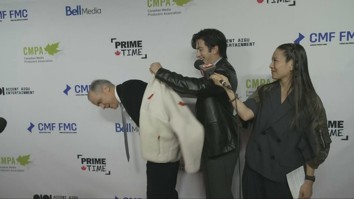 hudsonwupdates's tweet image. Hudson Williams presented Canadian Prime Minister Mark Carney with the iconic Team Canada zip-up fleece Shane Hollander wears in ‘Heated Rivalry’ (via llsebben)