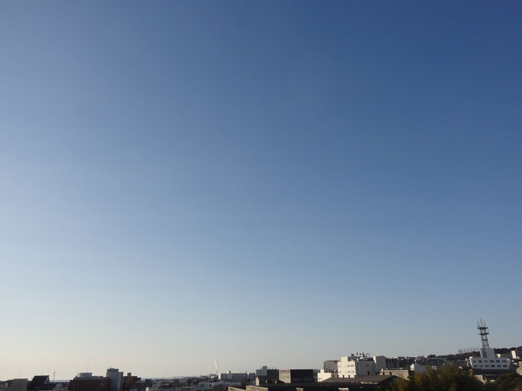 【2026年01月30日09時の空】日立市役所は、快晴です。強い冬型の気圧配置となり、寒気の影響があるため、今日の日立市は、晴れますが、雲が広がる時がある見込みです（市役所での最高気温７℃）。明日は、晴れ時々曇りの予想です(最低気温マイナス２℃、最高気温８℃）。#日立市天気