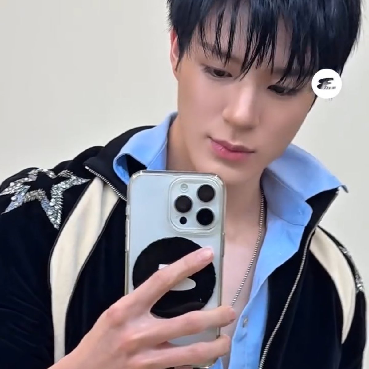 FILESLJN's tweet photo. pretty boy #jeno 🖤💙 https://t.co/TBF0YKKMXc