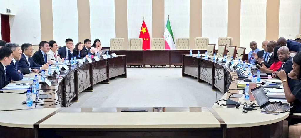 🇬🇶🫱🏿‍🫲🏻🇨🇳📊| Asuntos Exteriores y Hacienda de Guinea Ecuatorial pactan con China avances en intercambio comercial y mecanismos de cooperación mutuamente. 

 Los ministros de Asuntos Exteriores y Cooperación Internacional, Simeon Esono Oyono Angue; de Hacienda, Planificación y
