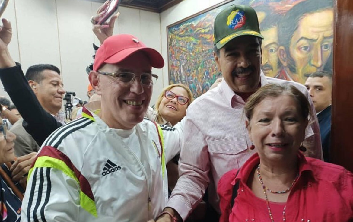 Las dificultades nos han forjado, somos Revolucionarios, somos un pueblo que hoy se mantiene más unido. 

Estamos en las calles, con voluntad, esperanza y determinación, luchando por la justicia y el regreso de nuestros líderes. <a href="/nicolasmaduro/">Nicolás Maduro</a> <a href="/ciliapsuv/">Cilia Flores</a> 

#LosQueremosDeVuelta🇻🇪