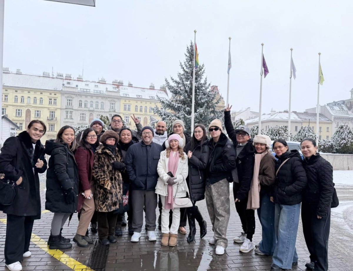 blytheworldwide's tweet photo. [📹] 𝓤𝓹𝓭𝓪𝓽𝓮  

Andrea Brillantes together with the cast and crew of #ASecretInPrague✨ 🔜

@iamandrea_b | #AndreaBrillantes https://t.co/RSEoePY5Xi