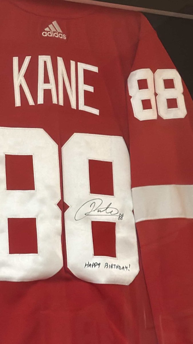 #LGRW It's Showtime. Patrick Kane is taking over tonight. ITS MY BIRTHDAY. WE. ARE. SEATED.