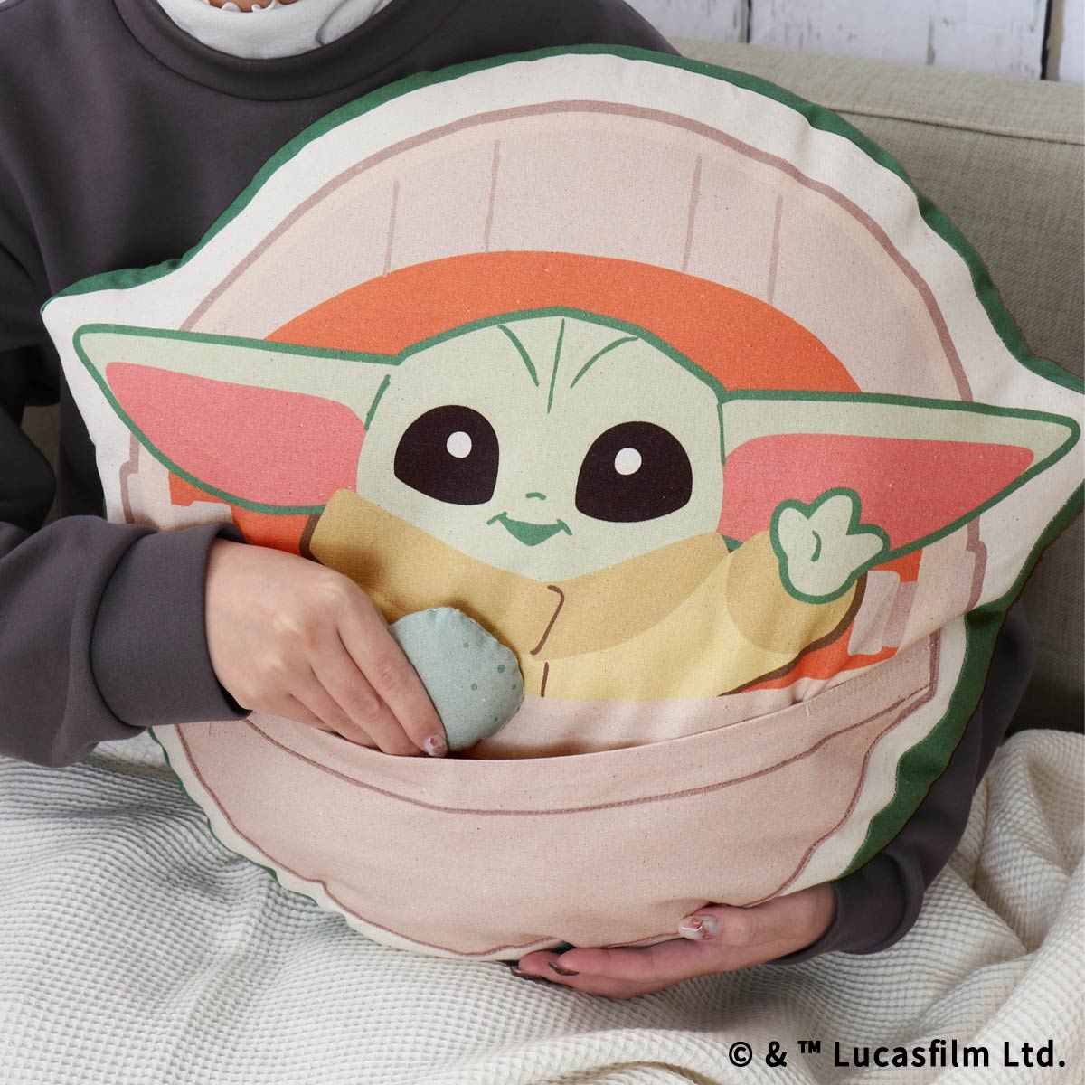 グローグー とマンダロリアンをデザインしたクッションが登場