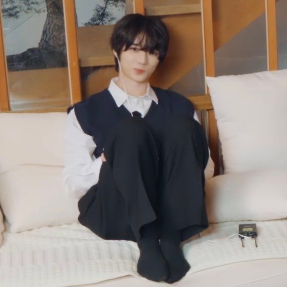 beomgyuhourly's tweet image. never getting over how small he makes himself