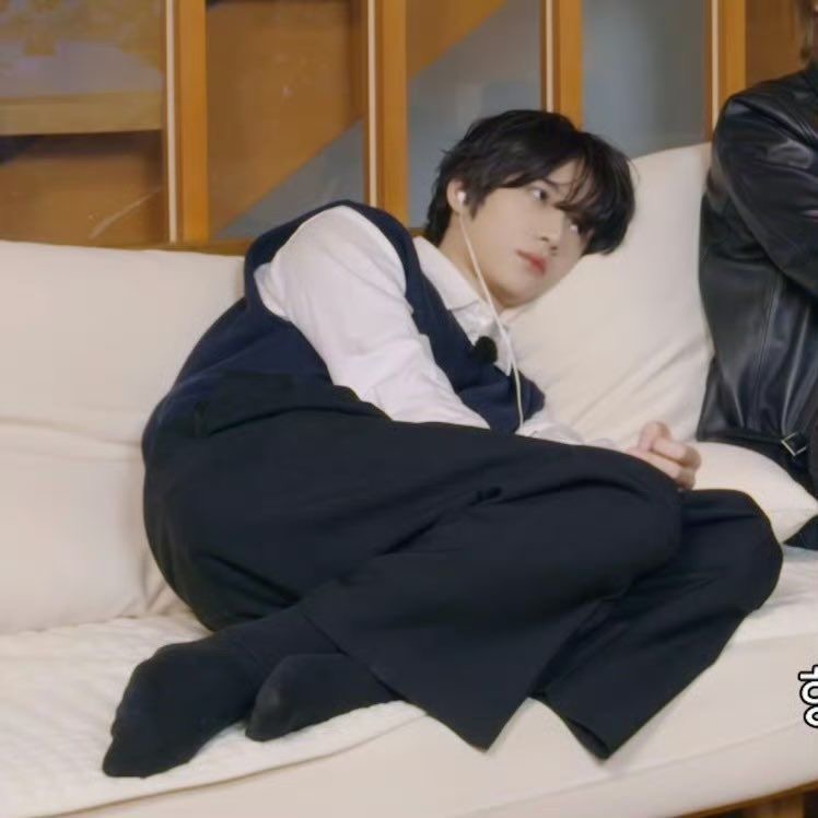 beomgyuhourly's tweet image. never getting over how small he makes himself