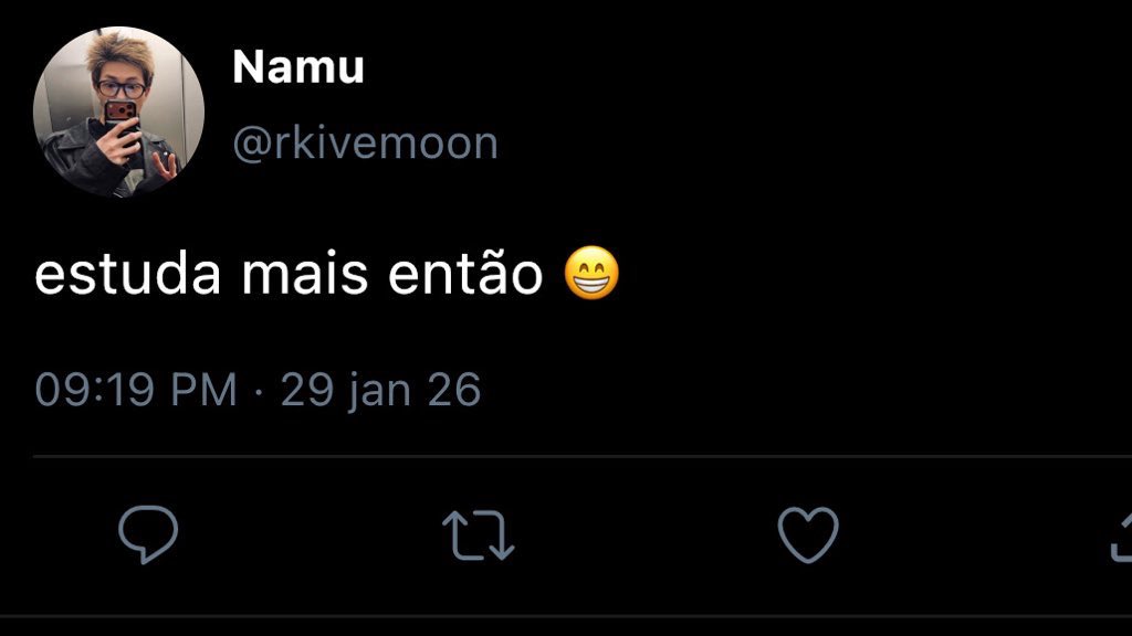 itskoonie's tweet photo. #namgi au! Academic lovers  

Onde Yoongi disputava uma vaga em uma iniciação científica, mas seu oponente era ninguém menos do que Kim Namjoon, alguém que era considerado pela faculdade o mais provável a ganhar um Nobel. https://t.co/w3wLHUsmBz