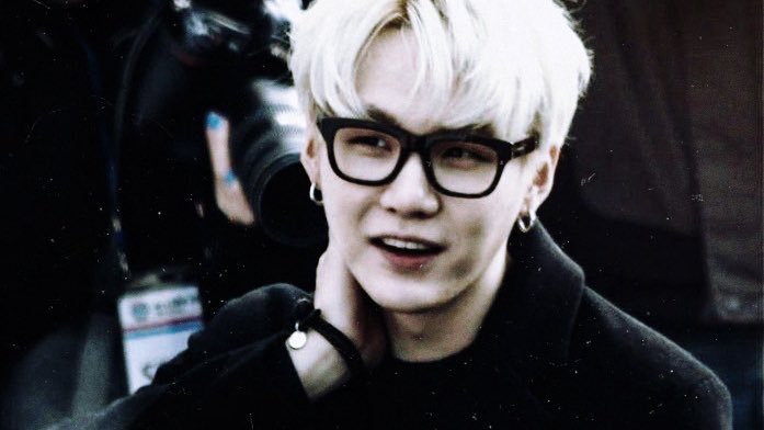 itskoonie's tweet photo. #namgi au! Academic lovers  

Onde Yoongi disputava uma vaga em uma iniciação científica, mas seu oponente era ninguém menos do que Kim Namjoon, alguém que era considerado pela faculdade o mais provável a ganhar um Nobel. https://t.co/w3wLHUsmBz