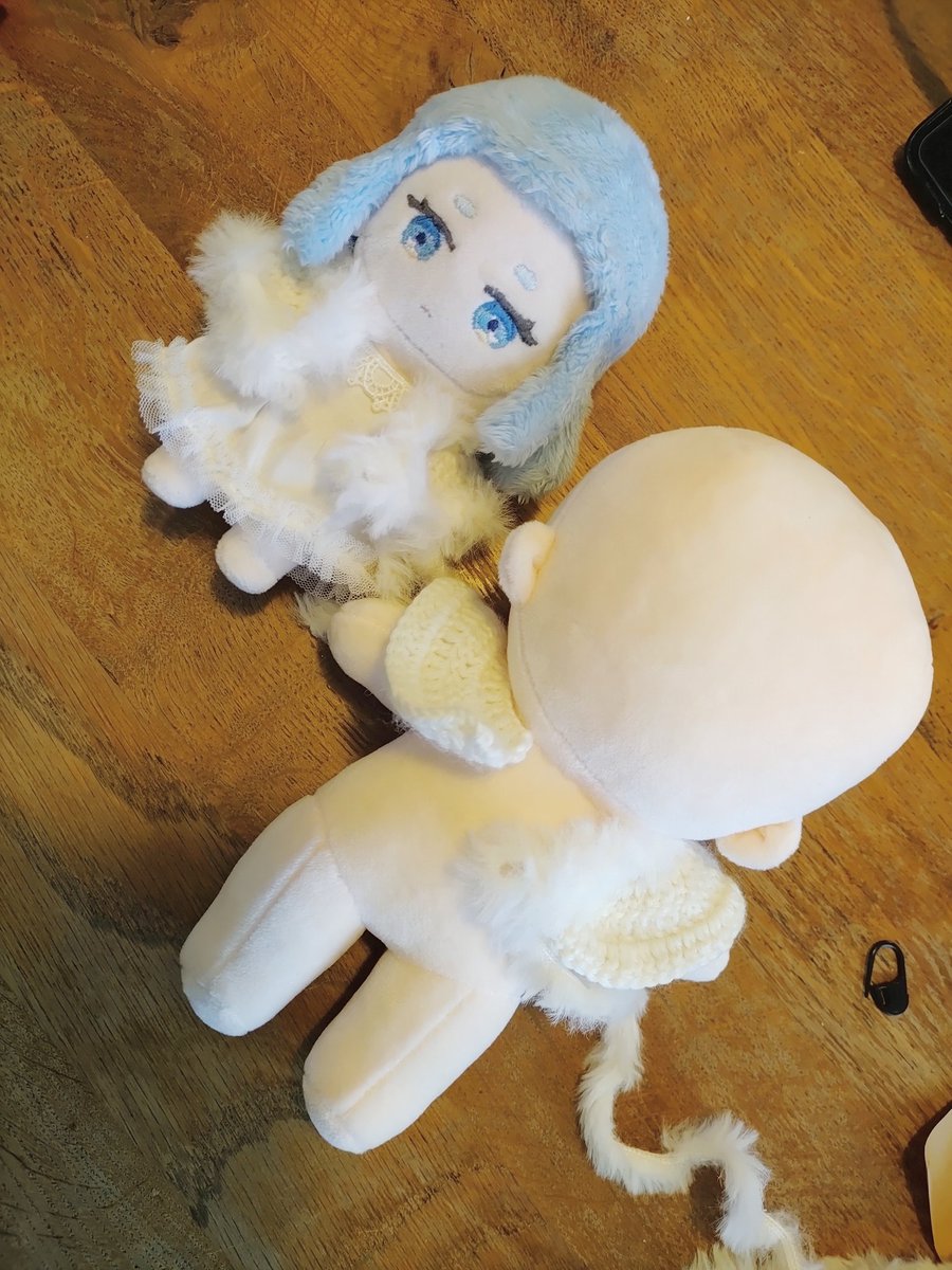 イベントで我がぬいが寒そうなので毛糸のケープを作ってみました。

ぬいは身長が同じでも、ヘッドもボディも色々な大きさの子がいますよね。出来るだけ色んな種類のぬいちゃんで試したい…
やはりwawaちゃんの小さいサイズも買いに行こう…。